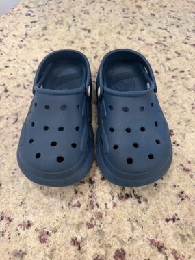 Blue little kids size 9 clog/beach slipper